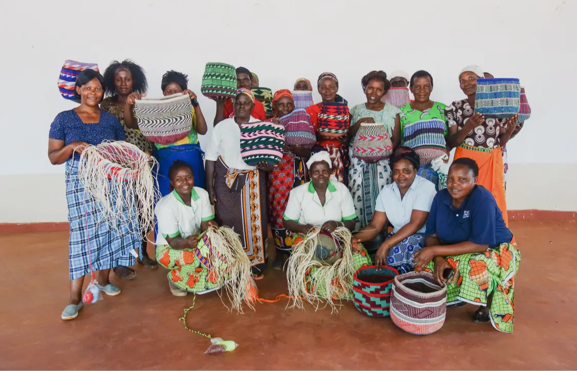 Haustierbett_Handarbeit_Ghana_Gruppenbild_Frauen_beim_arbeiten