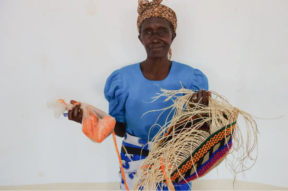 Haustierbett_Handarbeit_Ghana_Frau_arbeitet